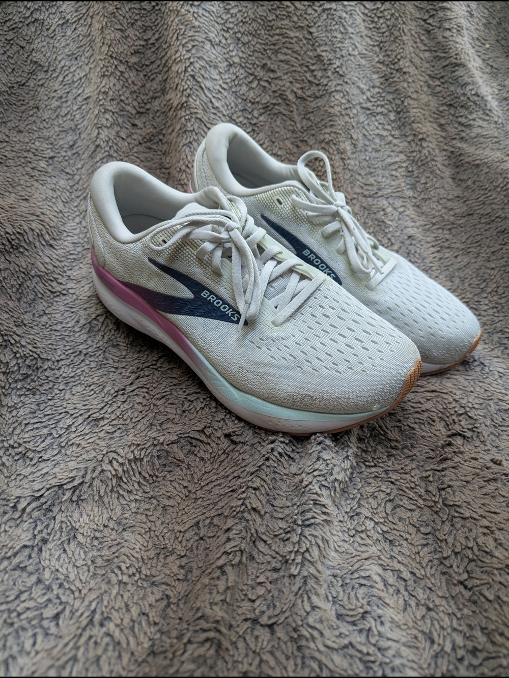 Brooks Women's White Running Shoes with Navy Logo and Pink Heel
